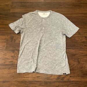 Faherty Henley T Shirt Mens medium Gray Tee Short Sleeve Casual Outdoor Classic